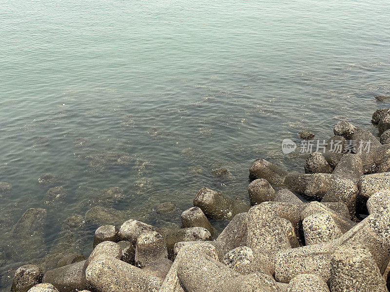 印度孟买的Marine Drive海堤特写图像，环环相扣，混凝土，四足块海防，海岸管理，防止侵蚀，海水和海浪，高架视图，重点放在前景上